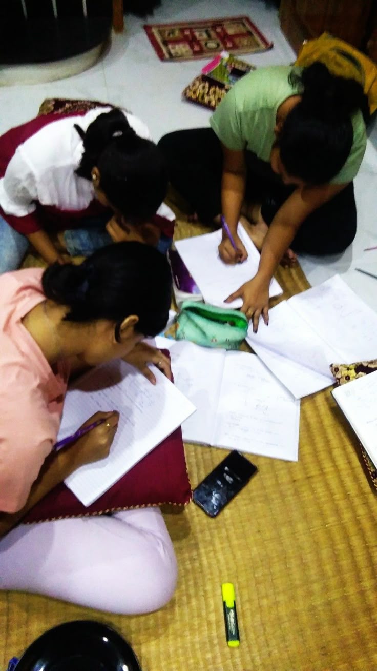 Students studying together in 1-on-1 and home group tuition